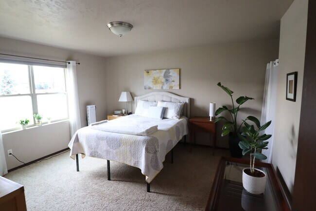 Building Photo - Large 3 Bedroom 2 Bath Townhouse style Duplex