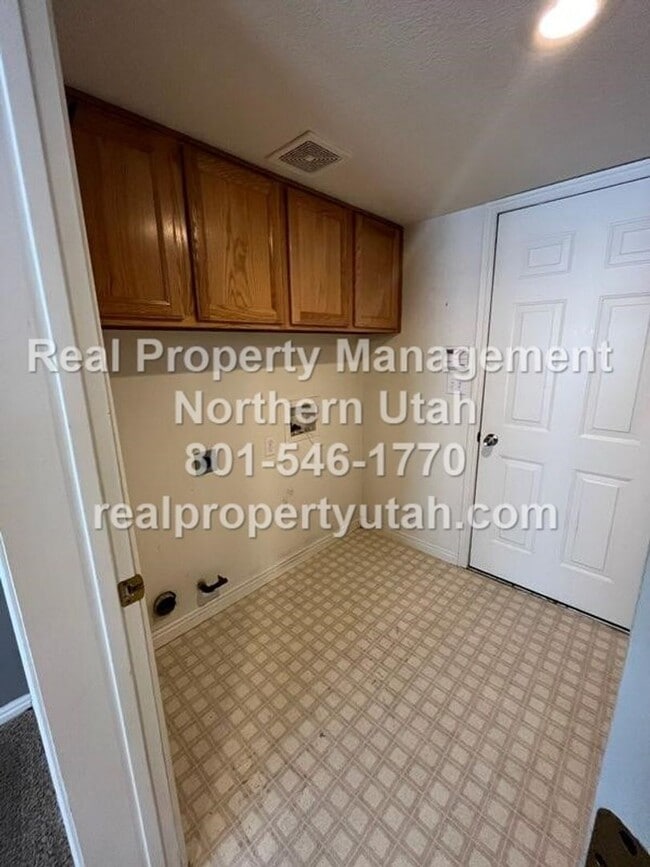 Building Photo - 3 Bedroom Layton Home Coming Available in ...