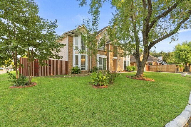 Building Photo - Charming 2 Story on Corner Lot