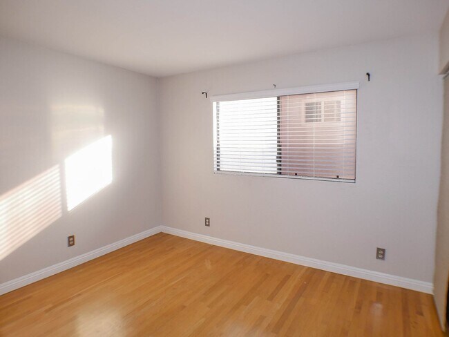 Building Photo - Charming 2 bed/2 bath second level condo with washer/dryer & assigned parking