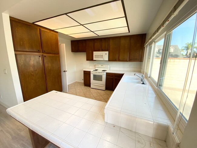 Building Photo - Amazing Pet friendly Anaheim home!