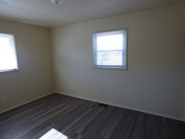 Building Photo - 6914 Autumn View Dr