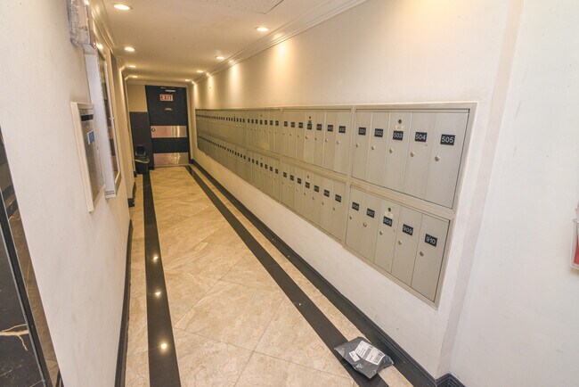 Building Photo - 2661 S Course Dr