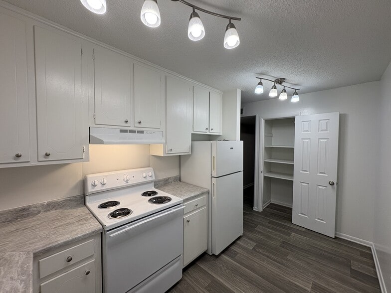 Two bedroom W Patio - (Kitchen) - Pine Brook TN