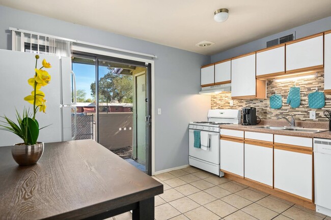 Full kitchen & dining area - 350 N Silverbell Rd
