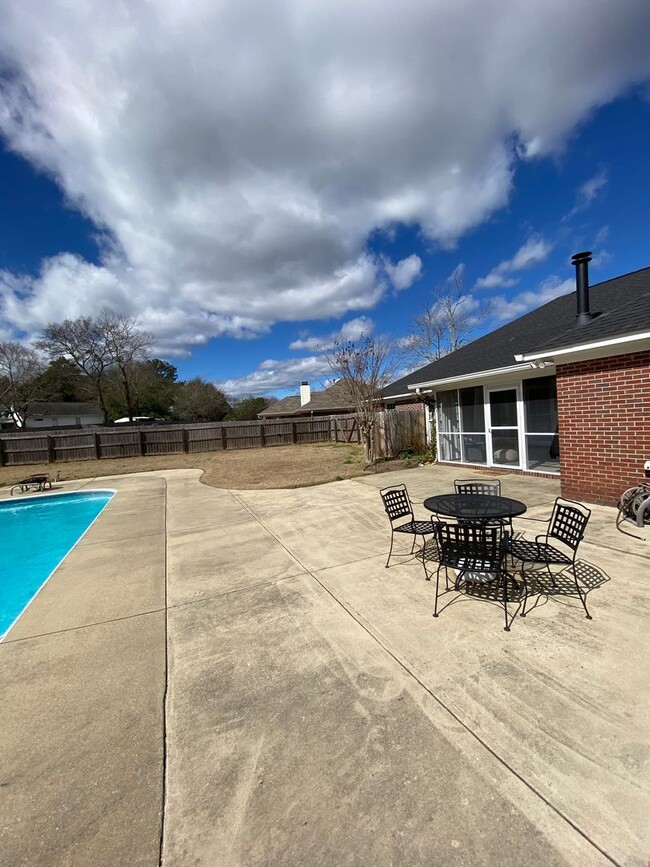 Building Photo - Upscale rental with a pool!