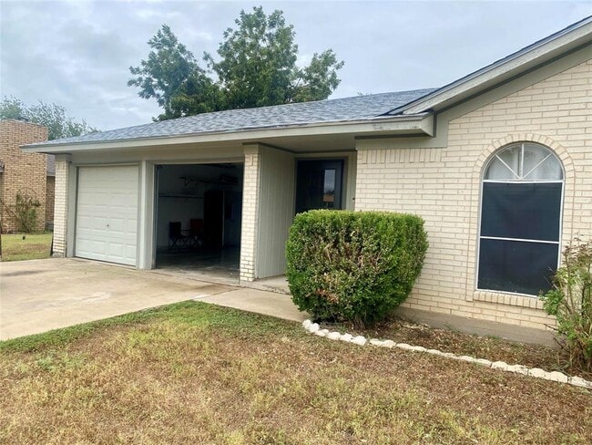 Building Photo - 1806 Sierra Dr