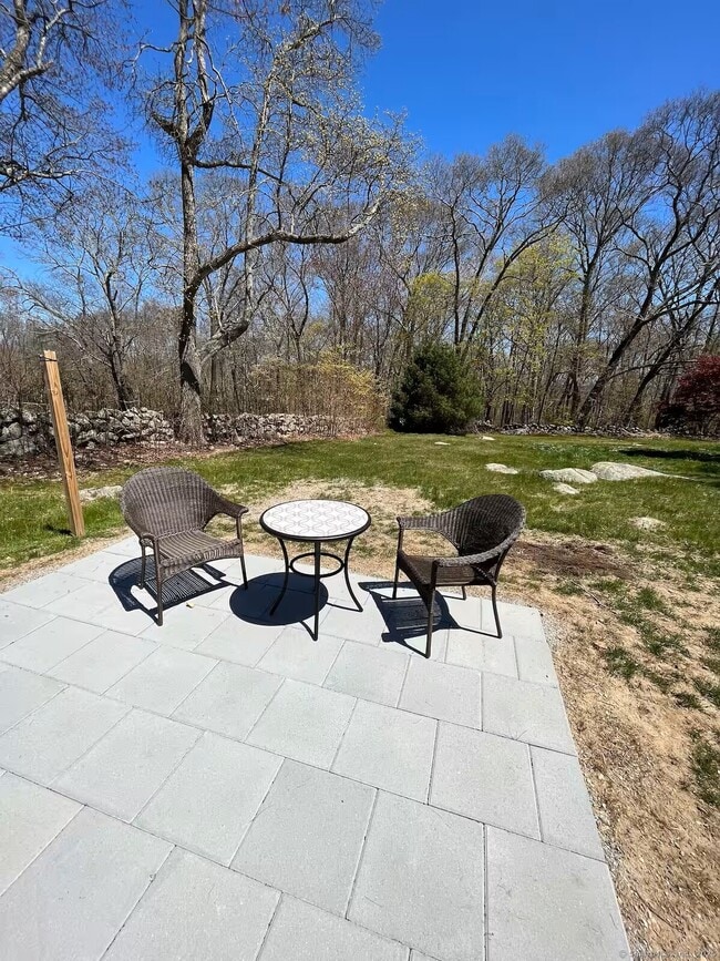 Building Photo - 414 Pequot Ave