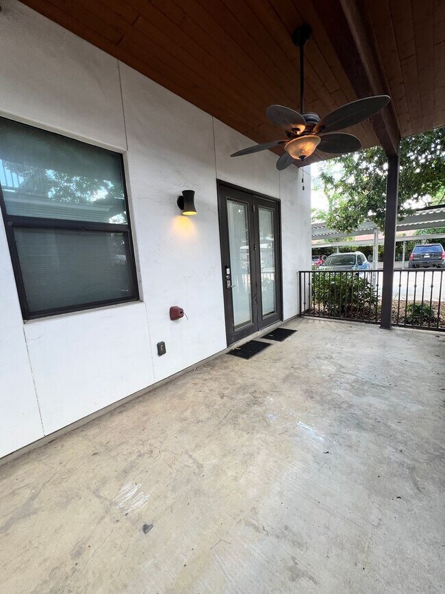 Building Photo - Gorgeous Condo minutes from The Pearl