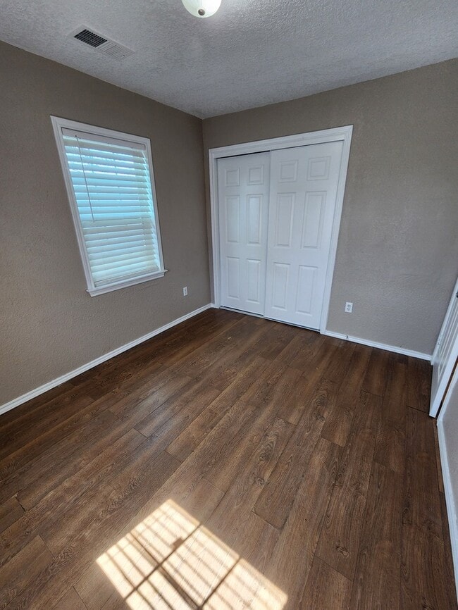 Building Photo - 3 bed 1 bath home with large backyard!