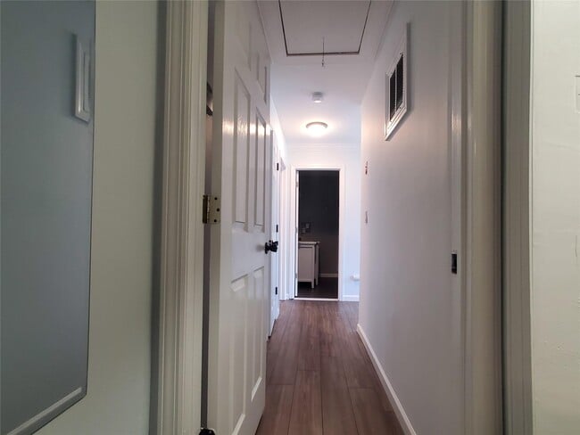 Building Photo - 14 Westcliff Dr