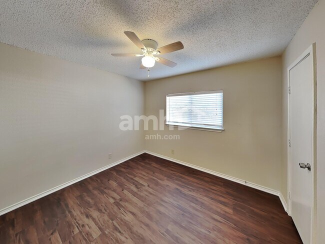 Building Photo - 9307 Sunlit Pt