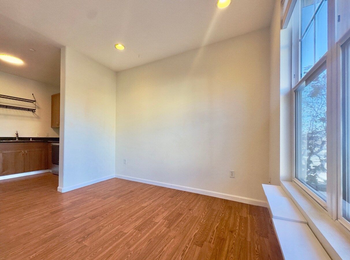 Building Photo - 1121 40th St