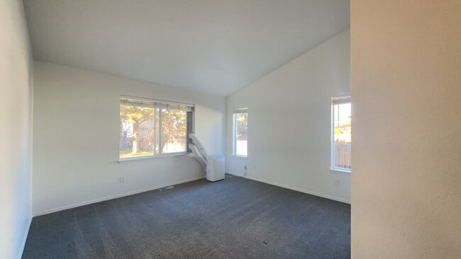 Building Photo - Charming 3 Bedroom / 2 Bathroom Home in NW Redmond