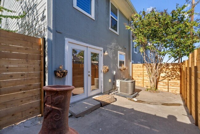 Building Photo - 6211 Manor Rd