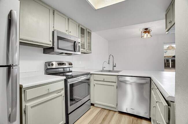 Building Photo - $2,145.95 with $300 Off the first month's rent, 2 Beds - 1 Bath, Townhouse in Greenwood Village w...