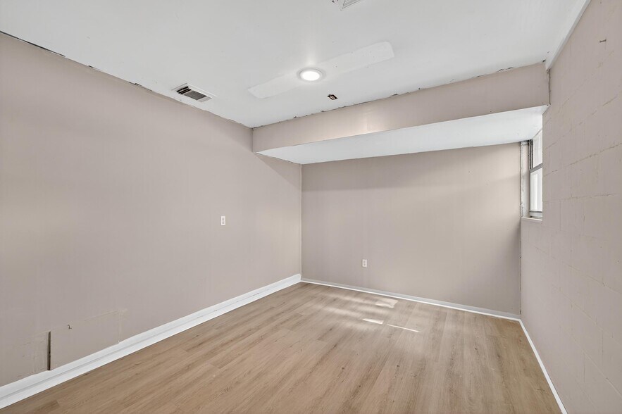 Building Photo - 1712 Village Ct