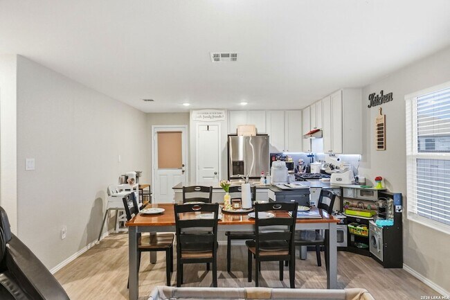 Building Photo - 140 Maverick Cv