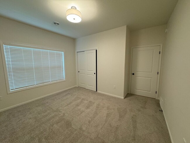 Building Photo - 3-bedroom, 3-bathroom South Fargo Family H...