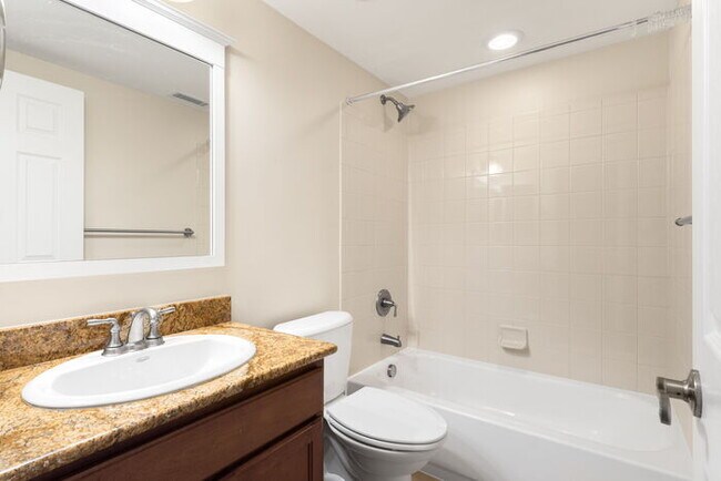 Building Photo - Spacious, modern 5 bed 4 bath home