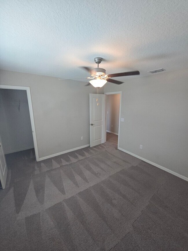 Building Photo - Gorgeous 5-Bedroom, 2.5-Bathroom Home in Riverview