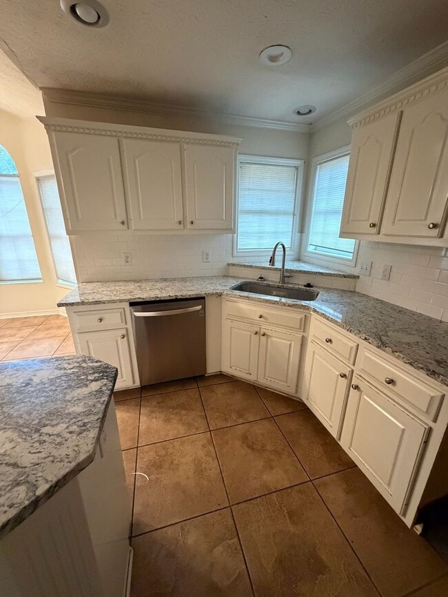 Building Photo - 2 story 3 bed/ 2.5 bath home