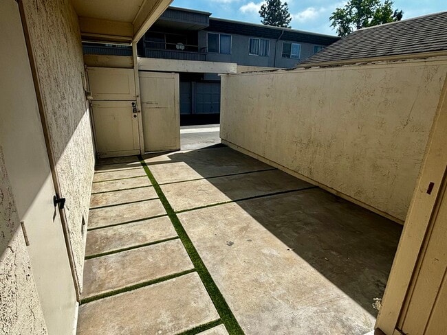 Building Photo - Remodeled 3 bed 2 bath townhome in Friars ...
