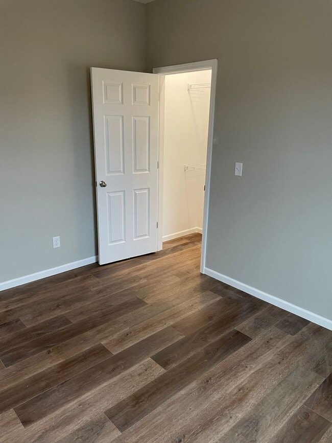 Building Photo - 4 bed 2 bath 2 Car Garage! 1/2 off 1st Months Rent!!