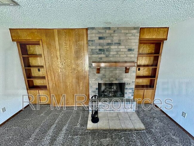 Building Photo - 7002 Woodlake Dr