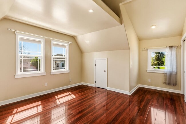 Building Photo - Newly Remodeled 4-Bedroom Oakland Duplex with Gated Parking