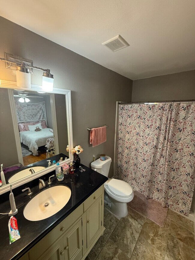 Building Photo - 3/2 Single Family Home Close to FSU!