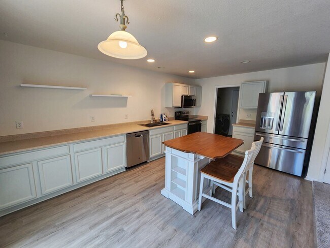 Building Photo - Charming 3 Bed 2 Bath Townhome for Rent in...