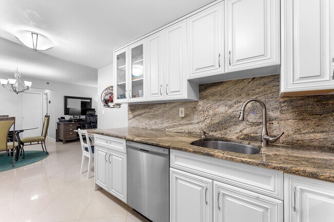 Building Photo - 3215 S Ocean Blvd