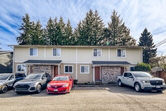 Building Photo - Updated and Well-Equipped 2 Bedroom 1.5 Bath Lynnwood Townhouse!