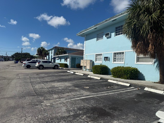 Building Photo - 241 SE 10th Ave