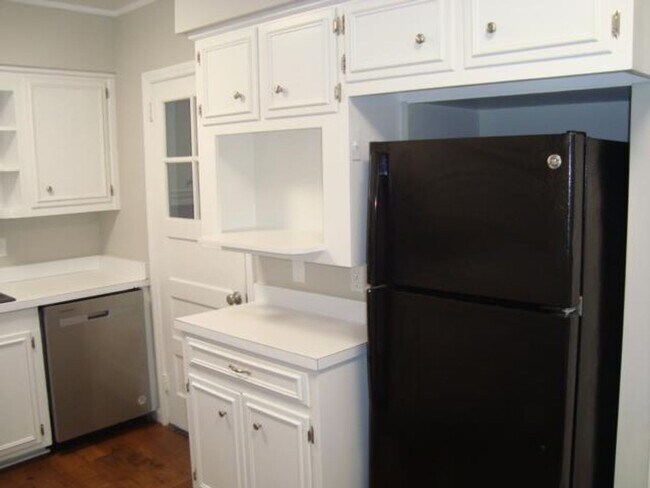 Building Photo - Rent Ready 3 bedroom and 2 bathroom!