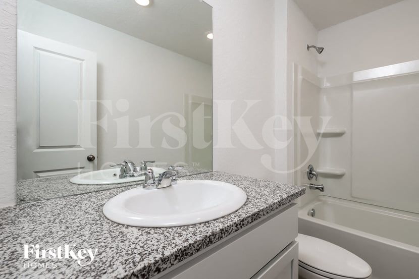 Building Photo - 10407 McClintock Dr