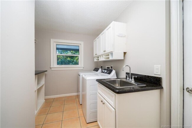 Building Photo - 7 Oakwood Dr