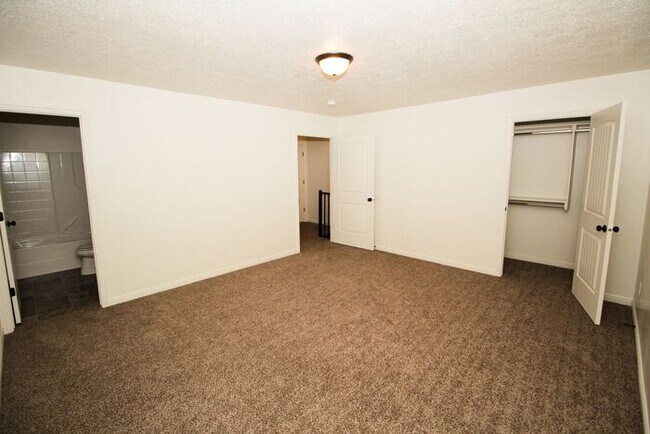 Building Photo - 3 bed, 2.5 bath town house *Internet Included