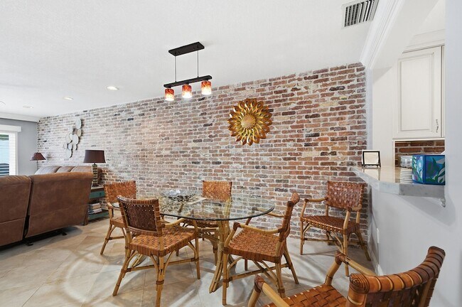 Building Photo - 842 SE 19th Ave