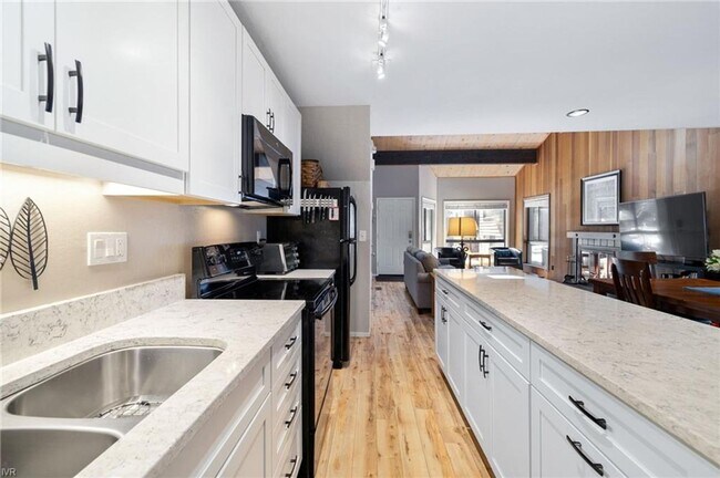 Building Photo - Great location in Incline Village