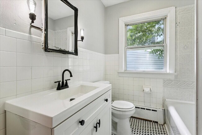 Building Photo - "Charming 3-Bedroom Retreat with 2 Full Baths in Hampton – Spacious 1494 Sq Ft Gem!"