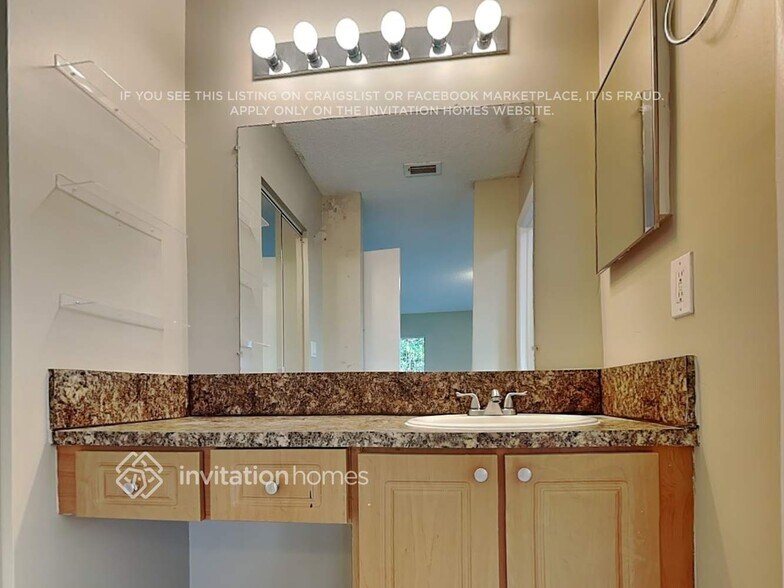 Building Photo - 7215 SW 42nd Ct