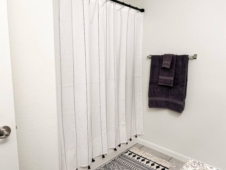 Upstairs bath - 8503 E Leigh Dr