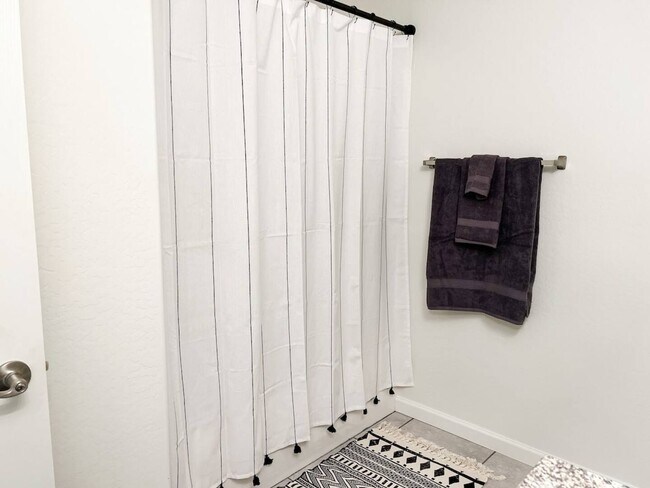 Upstairs bath - 8503 E Leigh Dr