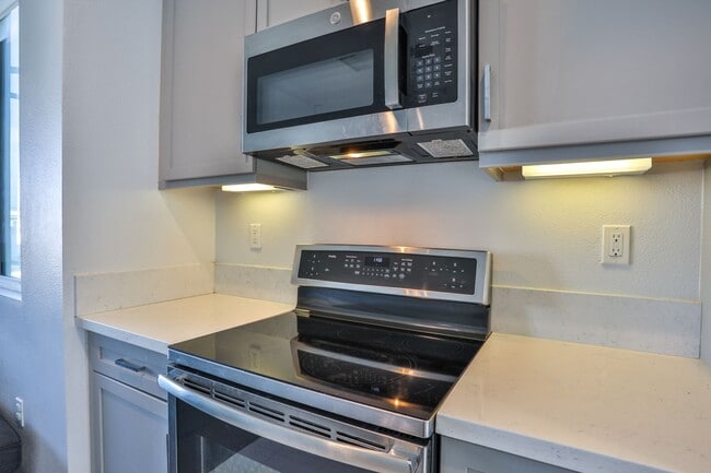Building Photo - 3 bedroom 2.5 bath in Gated Community