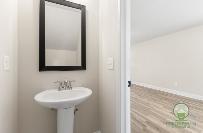 Building Photo - 217 Liberty Dr