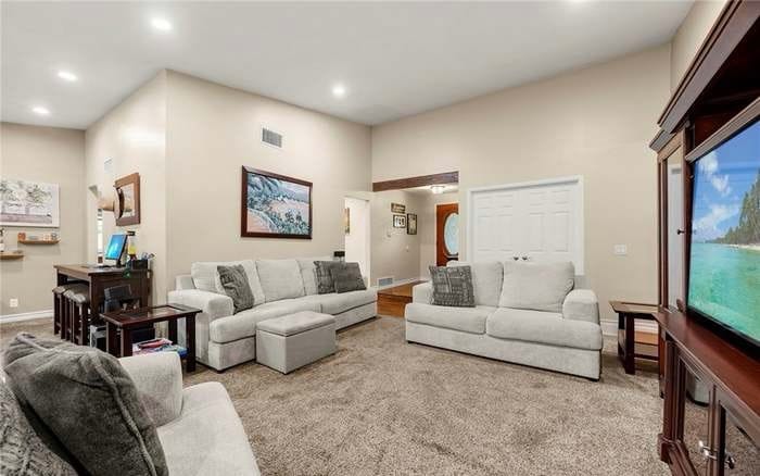 Building Photo - 404 E Riverboat Way