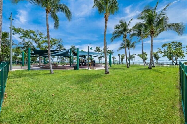 Building Photo - 1750 N Bayshore Dr