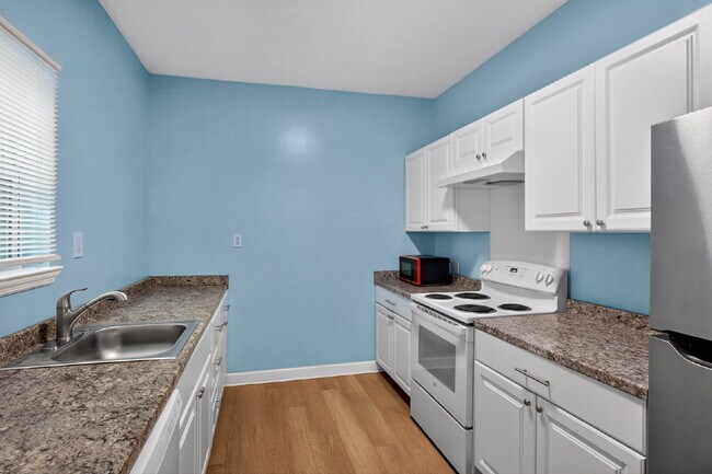 Building Photo - Cozy bungalow close to everything